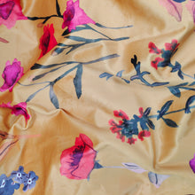 Load image into Gallery viewer, Retro Floral Printed Velvet

